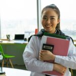 नौकरी से नाता टूटने नहीं देना: अमेरिका में उभरता ‘जॉब हगिंग’ कल्चर