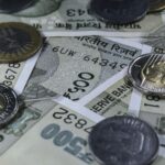 गिरते रुपये ने बढ़ाई विदेश में पढ़ाई की कीमत: भारतीय छात्रों के नए चैलेंज