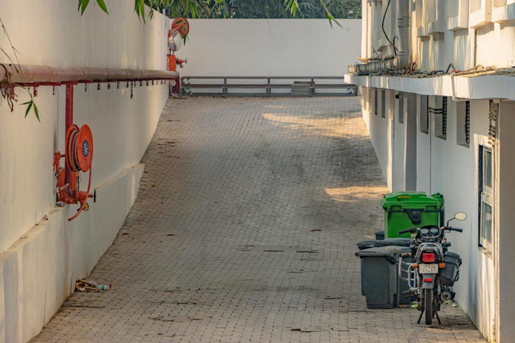 लालच के फंदे में फंसे महाराजगंज के लोग: भुगतान से क्यों कर रहे इन्कार?