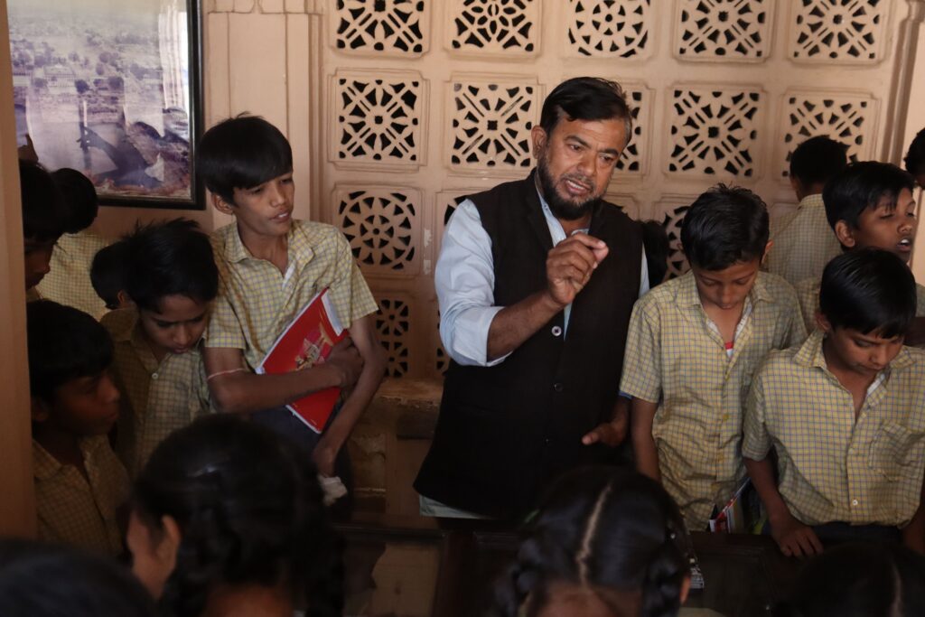 मिट्टी से बेंच तक की यात्रा: खरगौन का ‘मिशन बेंचमार्क’ शिक्षण में नई क्रांति