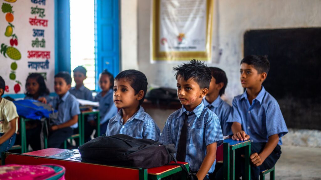 नन्हीं पीठों पर बड़ा सपना: सिंगरौली में पार्षद की पहल से बच्चों के चेहरे खिले